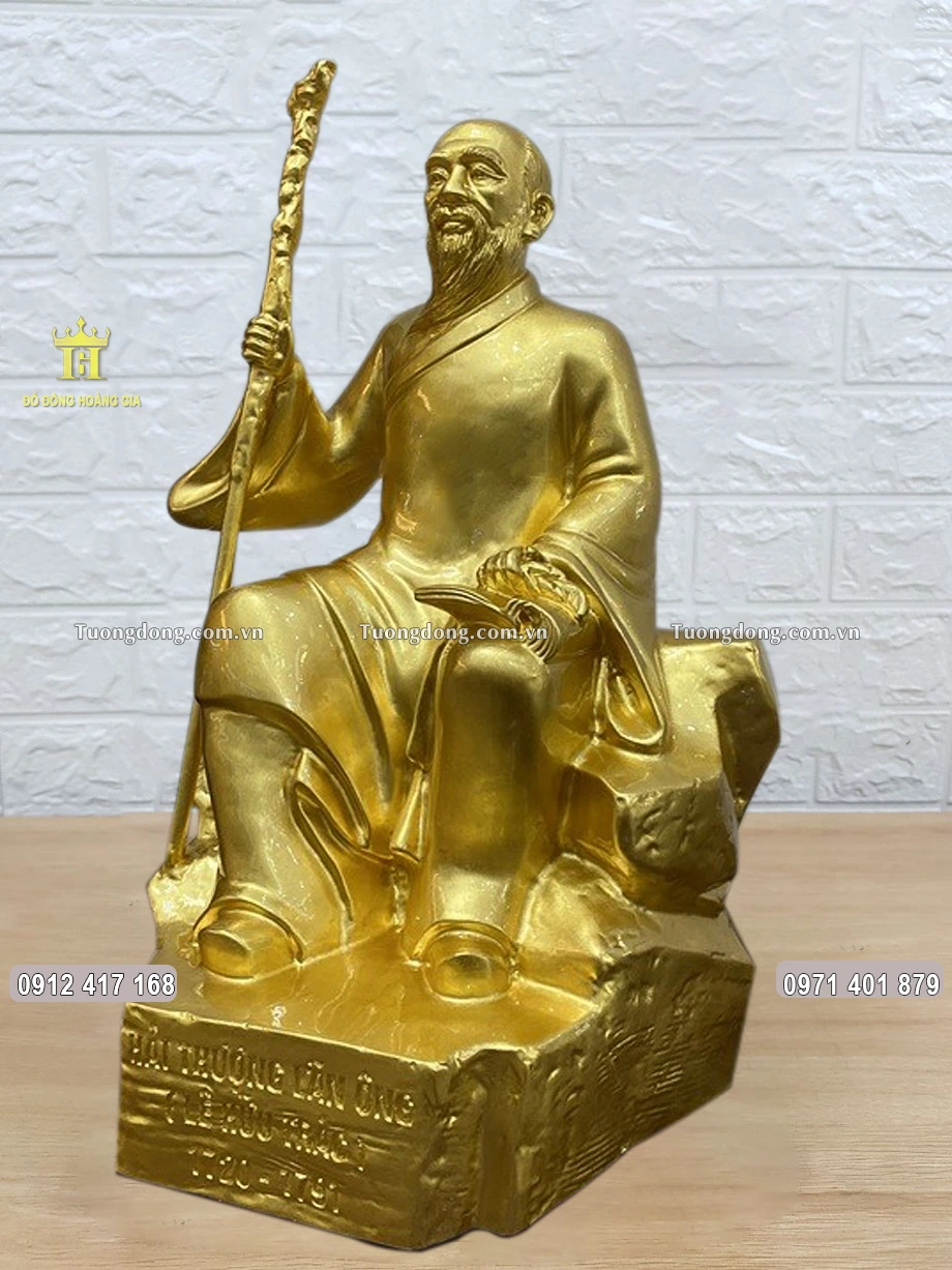 Hình ảnh nhìn nghiêng của bức tượng đồng